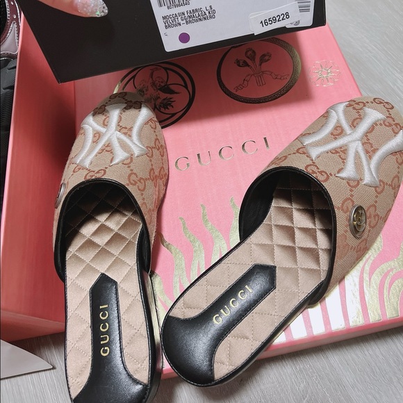 Authentic Gucci Beige GG Canvas NY Yankees Mules. - Picture 3 of 8